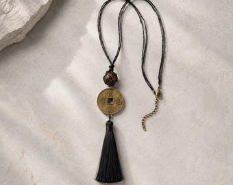 Collar con borla de moneda china, colgante de cordón negro, joyería minimalista bohemia unisex.