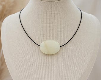 Gargantilla con cordón de cuero y colgante ovalado de piedra blanca, joyería unisex estilo boho espiritual hecha a mano.