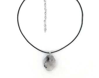 Gargantilla con colgante de cuarzo y cordón de cuero, joyería minimalista bohemia con piedra.