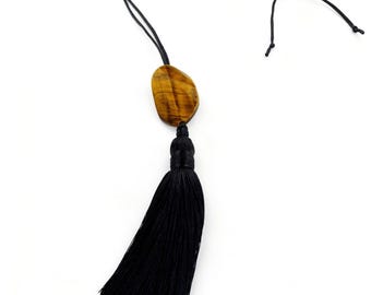 Collar largo ajustable con borla de cordón negro y colgante curvo de ojo de tigre, joyería minimalista bohemia unisex.