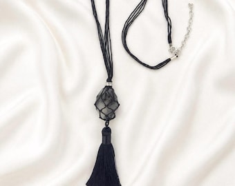 Collar largo con borla de cordón negro y colgante de piedra de red, joyería minimalista bohemia unisex.