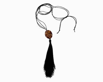 Collar negro acampanado extralargo con borla, doble cordón largo con colgante de ágata tibetana marrón crema, joyería minimalista bohemia unisex.