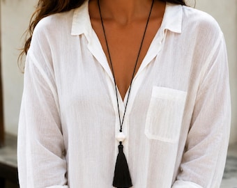 Collar con borla de cordón negro y cuentas de cerámica blanca, joyería unisex minimalista estilo boho.