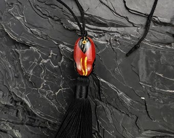 Collar con borla y colgante de madera pintada de rojo, cordón largo negro ajustable, joyería unisex minimalista de estilo bohemio.