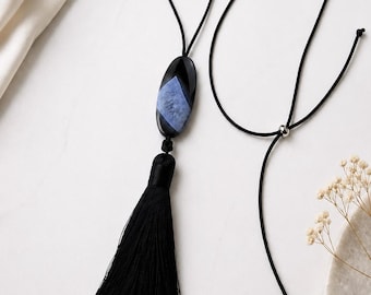 Collar largo con borla negra y cordón, con ágata azul, negra y gris, joyería minimalista bohemia unisex.