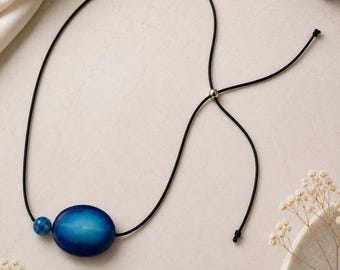 Gargantilla de cordón satinado y piedra ovalada azul, collar largo ajustable, joyería unisex de estilo bohemio espiritual.