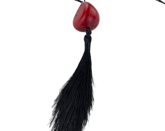 Collar negro acampanado extralargo con borla, doble cordón largo con colgante de nuez de tagua roja, joyería minimalista bohemia unisex.