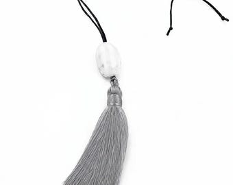 Collar con borla gris, colgante de concha blanca, cordón largo negro, joyería unisex minimalista estilo boho.