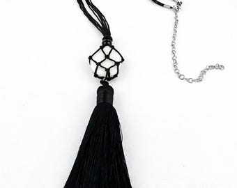 Collar largo de cordón negro con colgante de piedra blanca y borla, joyería unisex minimalista estilo boho.