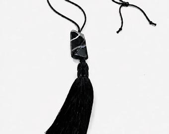 Collar con borla negra, colgante de sardónice blanco y negro, cordón largo negro, joyería unisex minimalista estilo boho.