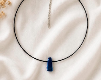 Collar con cordón de cuero y cuarzo aura de titanio, colgante bohemio de cristal azul.