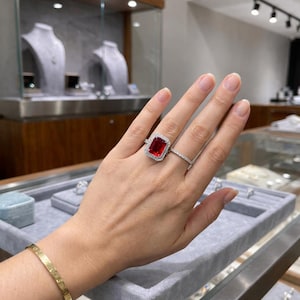 Anillo de boda y pedida de mano con esmeralda, rubí natural y diamantes de 3,90 quilates en oro blanco de 14 quilates.