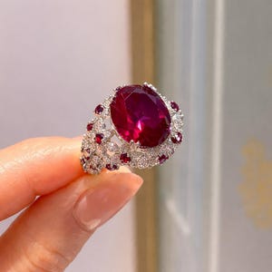 Anillo de boda y pedida de mano con rubí natural ovalado de 3,10 quilates y diamantes, oro blanco de 14 quilates.