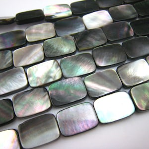 以下が含まれることがあります： 黒蝶貝の四角いビーズのネックレス。ビーズは虹色に輝き、ずらして並んでいます。