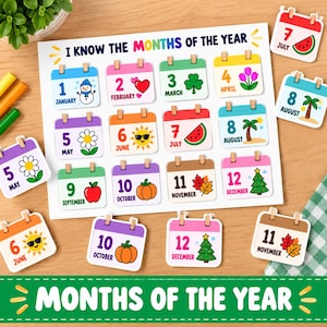 Op de afbeelding: Een witte educatieve kaart met de titel I KNOW THE MONTHS OF THE YEAR met twaalf kleurrijke kalendervierkanten met seizoensgebonden iconen voor elke maand. Extra losse kalendervierkanten liggen verspreid rond de kaart op een houten ondergrond.