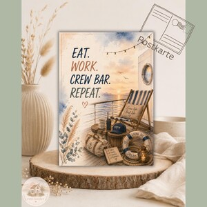 Könnte beinhalten: Eine rechteckige Postkarte mit einer Aquarellillustration eines Decks mit einem gestreiften Liegestuhl, einem Rettungsring, einer Reisetasche und einem Buch. Der Text lautet EAT. WORK. CREW BAR. REPEAT. mit einem kleinen Herzsymbol und Lichterketten.