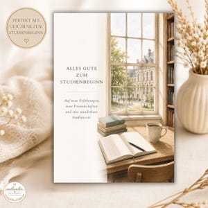 Könnte beinhalten: Eine Grußkarte mit dem Text ALLES GUTE ZUM STUDIENBEGINN, Auf neue Erfahrungen, neue Freundschaften und eine wunderbare Studienzeit. Die Illustration zeigt ein offenes Buch, einen Stift, eine Tasse und Bücherstapel auf einem Schreibtisch.