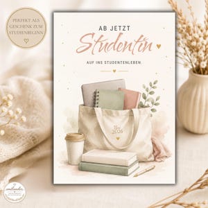 Può includere: Un biglietto d'auguri con un'illustrazione ad acquerello di una borsa tote piena di quaderni e un portatile, con una tazza di caffè e libri davanti. Il testo recita AB JETZT Studentin AUF INS STUDENTENLEBEN e Uni 2026 con piccole icone a cuore.