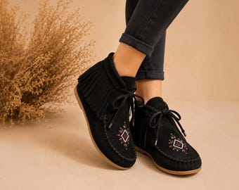 Mocassini neri con frange, in pelle scamosciata con perline, realizzati a mano, stile boho ispirato ai nativi americani, calzature da donna