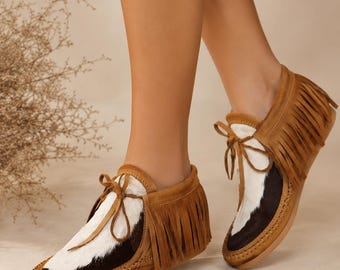 Ręcznie robione mokasyny z krowiej skóry dla kobiet, skórzane botki z frędzlami, buty w stylu western cowgirl, mokasyny boho z prawdziwego zamszu, buty z włosiem na skórze