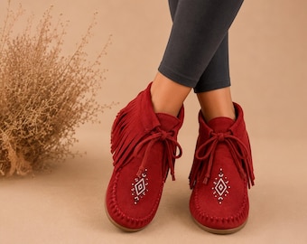 Czerwone zamszowe mokasyny | Botki z frędzlami, Buty w stylu western boho z koralikami