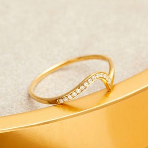 Anillo de boda curvo de moissanita en plata de ley 925, delicado anillo apilable con diseño de chevrón, anillo con horquilla en forma de V, anillo minimalista con diseño de onda.