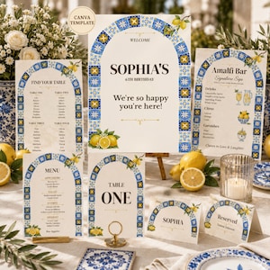 Peut inclure: Un ensemble de papeterie événementielle orné d'un motif d'arche en carreaux méditerranéens bleus et jaunes avec des illustrations de citrons. Le kit comprend un panneau de bienvenue pour l'anniversaire de Sophia, un plan de table et un menu.