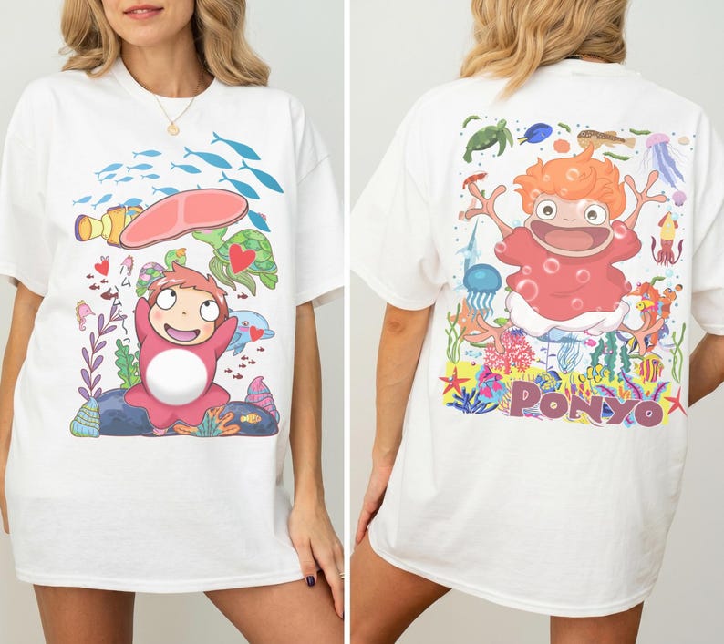 K&ouml;nnte beinhalten: Wei&szlig;es T-Shirt mit einer bunten Cartoon-Grafik einer Figur aus dem Animationsfilm "Ponyo". Das Frontdesign zeigt die Figur mit Meeresbewohnern. Die R&uuml;ckseite des Shirts hat eine gr&ouml;&szlig;ere Illustration der Figur mit dem Wort "PONYO."
