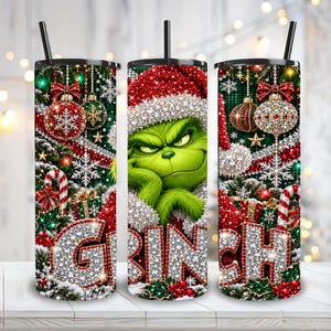 Puede incluir: Un vaso cilíndrico con tapa y pajita negras, que presenta un personaje verde con un gorro de Papá Noel rojo, rodeado de adornos navideños rojos y verdes brillantes, copos de nieve, bastones de caramelo y la palabra GRINCH en letras con purpurina.