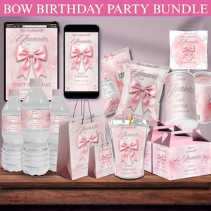 Könnte beinhalten: Ein Bow Geburtstagsparty-Set mit rosa und weißen Partyartikeln, einer Schleifengrafik und dem Namen Amanda. Enthält Einladungen auf Tablet und Handy, Wasserflaschen, Snacktüten, Geschenktüten, einen Trinkbeutel und Geschenkboxen.