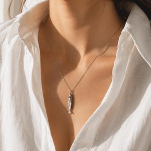 Collana con ciondolo a forma di sardina, collana con ciondolo a tema oceano, gioiello minimalista, collana boho costiera, regalo per donne e ragazze, accessorio nautico unico.