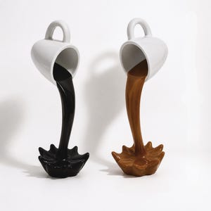Flytande kaffekoppskulptur, spillande kaffedekor, illusionsmuggstaty, rolig köksdekor, unik skrivbordsdekor, 15 cm, nyhet, present till kaffeälskare