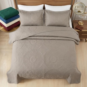 Wrinkle Resistant Floral Quilt Set, Easy Care Soft Microfiber Bedspread with Shams, Machine Washable Coverlet, Twin Full Queen King