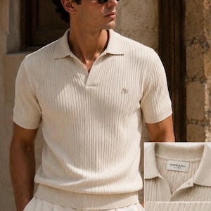 Puede incluir: Polo de color crema con costuras acanaladas, mangas cortas y cuello con muescas. La camisa presenta un pequeño logotipo bordado y se combina con pantalones blancos. El texto "SIEMPRE BLANCA STUDIO" es visible en la imagen.