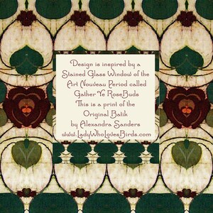 Puede incluir: Una impresi&oacute;n digital de un batik original inspirado en una ventana de vidrio coloreado del per&iacute;odo Art Nouveau. El dise&ntilde;o presenta un patr&oacute;n repetitivo de hojas verdes y flores rojas con el texto "Gather Ye Rose Buds" y "This is a print of the Original Batik by Alexandra Sanders www.LadyWhoLovesBirds.com".