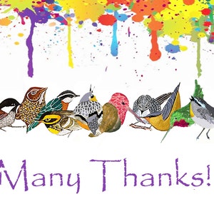 Puede incluir: Una tarjeta de agradecimiento colorida con una fila de p&aacute;jaros de colores brillantes y una inscripci&oacute;n morada que dice "Many Thanks!" El fondo es un lienzo blanco con salpicaduras de pintura de colores.