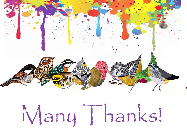 Puede incluir: Una tarjeta de agradecimiento colorida con una fila de p&aacute;jaros de colores brillantes y una inscripci&oacute;n morada que dice "Many Thanks!" El fondo es un lienzo blanco con salpicaduras de pintura de colores.