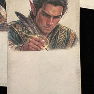 Puede incluir: Una tarjeta de papelería rectangular con la ilustración de un elfo de cabello oscuro y orejas puntiagudas, vestido con una túnica verde estampada. El elfo escribe con una pluma que emite un brillo dorado. La mitad inferior está en blanco.