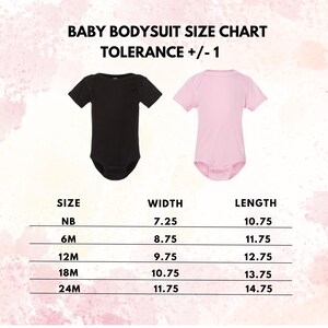 K&ouml;nnte beinhalten: Eine Gr&ouml;&szlig;entabelle f&uuml;r Babybodys mit einem schwarzen und einem hellrosa kurz&auml;rmeligen Body. Der Text lautet BABY BODYSUIT SIZE CHART, TOLERANCE +/- 1, und listet die Gr&ouml;&szlig;en NB, 6M, 12M, 18M, 24M mit Breite und L&auml;nge in Zoll auf.
