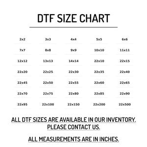 K&ouml;nnte beinhalten: Eine DTF-Gr&ouml;&szlig;entabelle mit schwarzem Text auf wei&szlig;em Hintergrund. Die Tabelle listet verschiedene Ma&szlig;e in Zoll auf, von 2x2 bis 22x500. Der Text lautet: DTF SIZE CHART, ALL DTF SIZES ARE AVAILABLE IN OUR INVENTORY. PLEASE CONTACT US. ALL MEASUREMENTS ARE IN INCHES.
