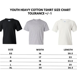 K&ouml;nnte beinhalten: Eine Gr&ouml;&szlig;entabelle f&uuml;r schwere Baumwoll-T-Shirts f&uuml;r Jugendliche mit drei kurz&auml;rmeligen T-Shirts in Schwarz, Grau und Wei&szlig;. Eine Tabelle listet die Gr&ouml;&szlig;en XS bis XL mit Breiten- und L&auml;ngenma&szlig;en in Zoll auf, mit einer Toleranz von plus/minus 1.