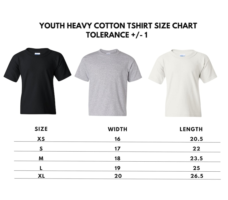 K&ouml;nnte beinhalten: Eine Gr&ouml;&szlig;entabelle f&uuml;r schwere Baumwoll-T-Shirts f&uuml;r Jugendliche mit drei kurz&auml;rmeligen T-Shirts in Schwarz, Grau und Wei&szlig;. Eine Tabelle listet die Gr&ouml;&szlig;en XS bis XL mit Breiten- und L&auml;ngenma&szlig;en in Zoll auf, mit einer Toleranz von plus/minus 1.