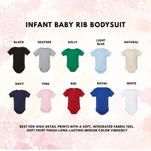 K&ouml;nnte beinhalten: Eine Kollektion von zehn gerippten Baby-Bodys in Schwarz, Heather, Kelly-Gr&uuml;n, Hellblau, Natur, Marineblau, Pink, Rot, K&ouml;nigsblau und Wei&szlig;. Der Text lautet INFANT BABY RIB BODYSUIT und BEST FOR HIGH-DETAIL PRINTS WITH A SOFT, INTEGRATED FABRIC FEEL. SOFT PRINT FINISH-LONG-LASTING-MEDIUM COLOR VIBRANCY.