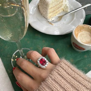 5,40 ct Senaste kuddring med naturlig rubin och diamant, vigsel- och frieriring i 14 karat vitt guld 8