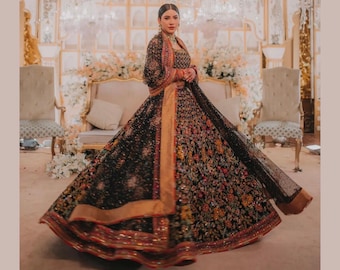 Schwarzes und mehrfarbiges Braut-Lehenga-Choli mit handverzierten, mehrfarbigen Applikationen | Couture-Hochzeits-Lehenga-Set | Luxuriöses pakistanisch-indisches Brautkleid