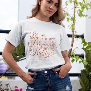 Shirt met bijbeltekst|She is More Precious Than Rubies T-shirt | Typografie van de Schriften|Christelijk T-shirt| Cadeau voor haar| Christelijk inspiratieshirt
