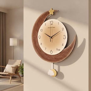 Peut inclure: Une horloge murale avec un cadre en forme de croissant de lune à la finition brune texturée et une étoile dorée au sommet. Le cadran circulaire présente un fond beige dégradé, des chiffres noirs, le texte UNI BEAUTY WALL et un pendule nuage.