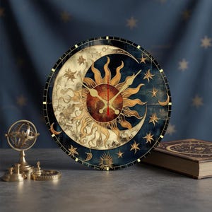 Peut inclure: Une horloge murale ronde au design céleste avec un motif central de soleil et de lune. Le cadran affiche des rayons de soleil dorés, un croissant de lune et diverses formes d'étoiles sur un fond bleu foncé et crème avec des aiguilles dorées.