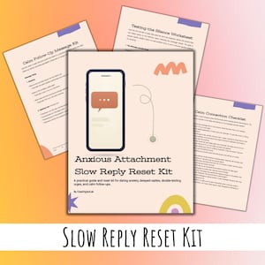 Op de afbeelding: Afbeelding van de "Anxious Attachment Slow Reply Reset Kit" met een smartphone-afbeelding en tekst. De kit bevat werkbladen en checklists voor het omgaan met datingangst en uitgestelde antwoorden.