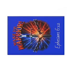 Op de afbeelding: Een rechthoekige blauwe afbeelding met de woorden "WAKE UP WARRIOR!" in oranje en wit. Een zwaard is gecentreerd, met een ketting en een uitbarsting van rood en blauw licht. De tekst "Efeziërs 6:12" staat in wit.
